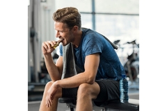 Image Athlete eating bar